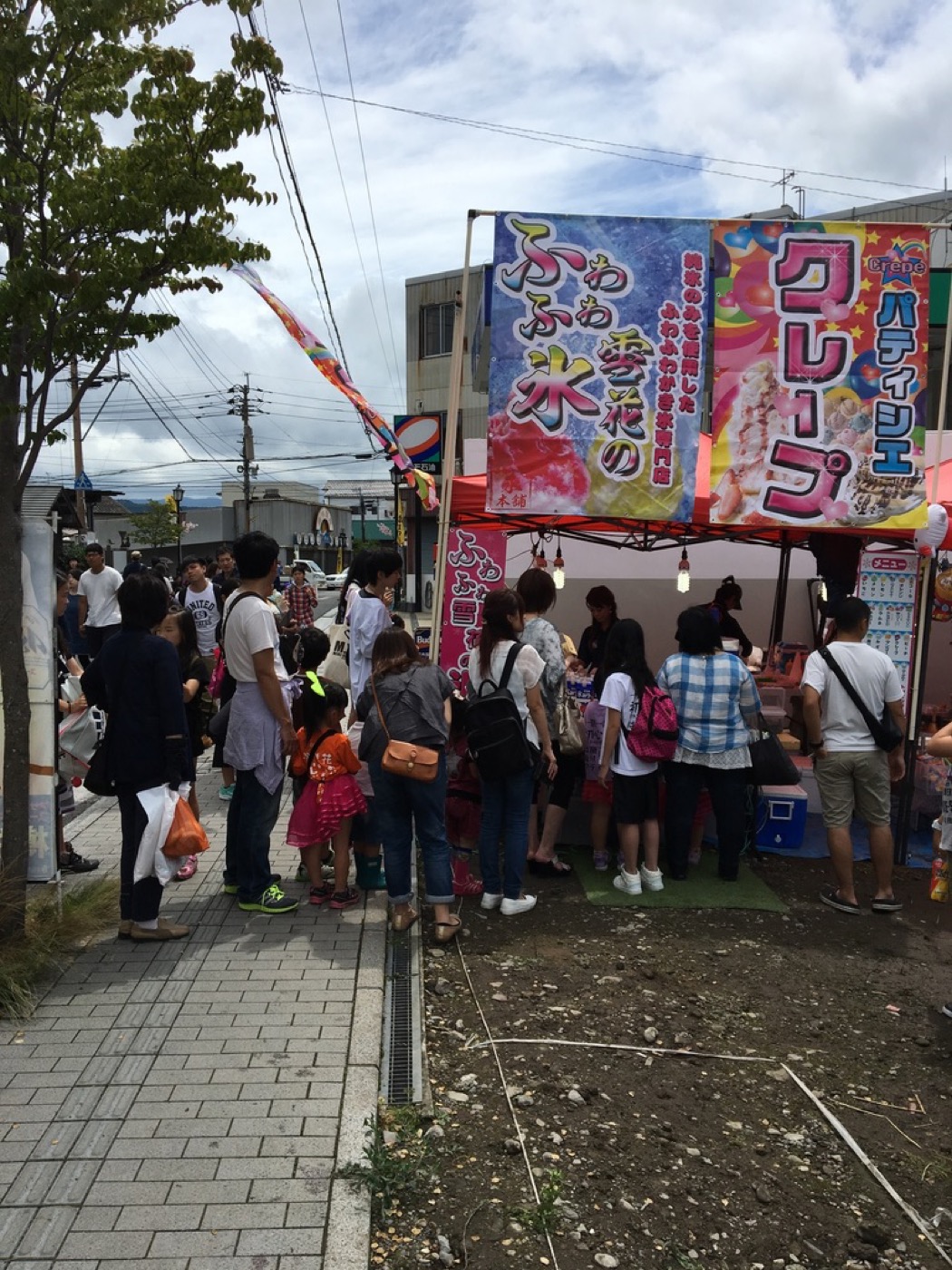 クレープやかき氷の屋台に来場者が並ぶイベント出店風景