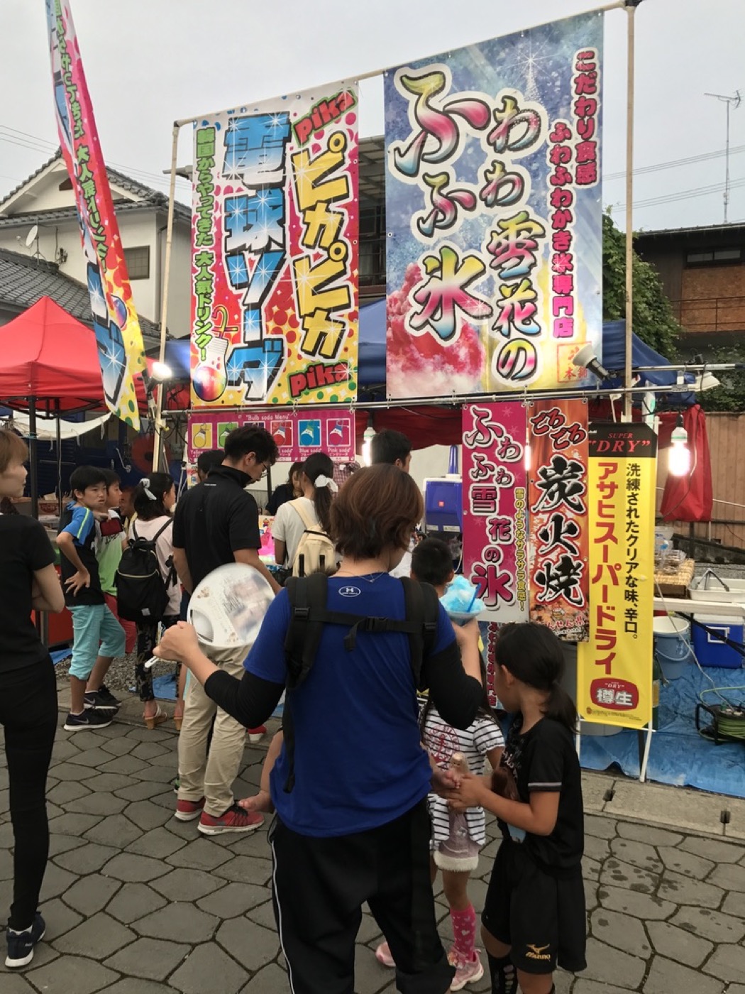 地域イベントでかき氷屋台に来場者が集まる様子