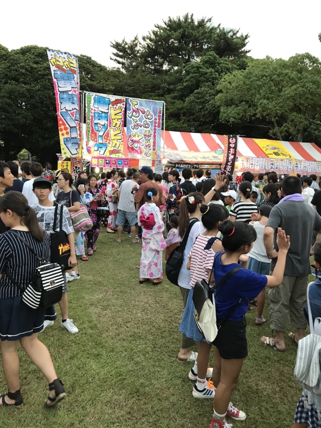 浴衣姿の来場者でにぎわう大分の地域イベント会場