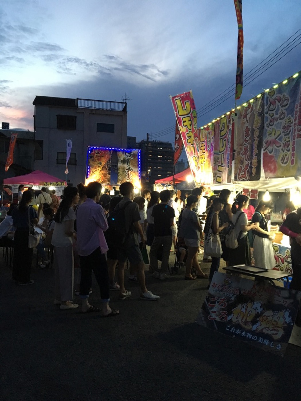 夜のイベント会場で明かりがともるZUNOの屋台出店風景