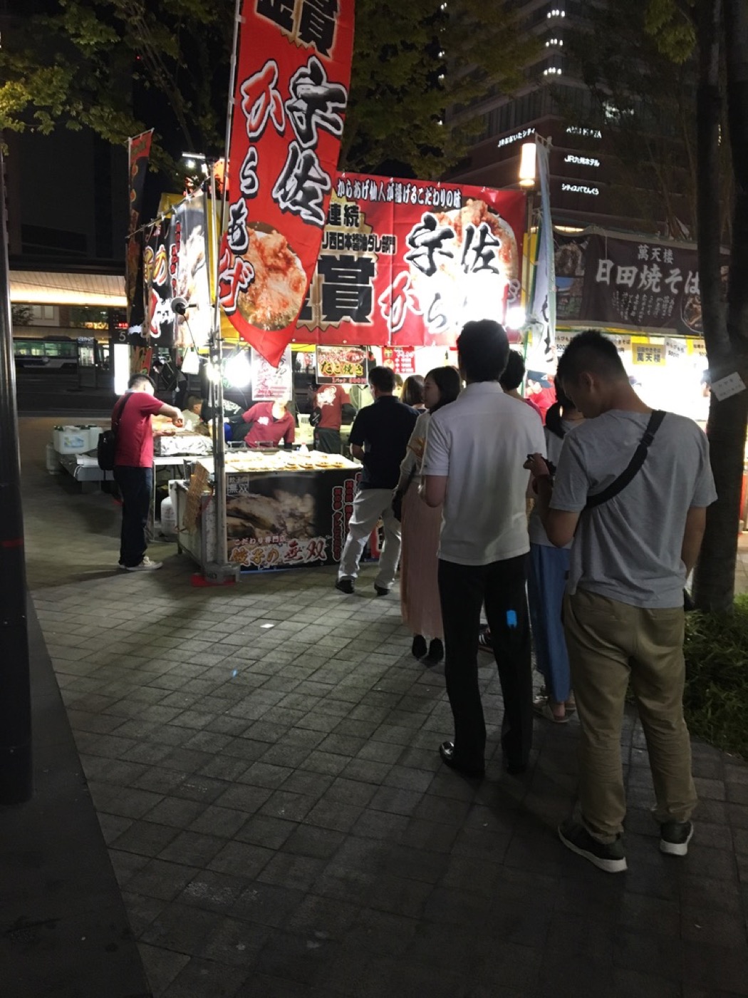 臼杵竹酔で夜の屋台に来場者が並ぶZUNOの出店風景